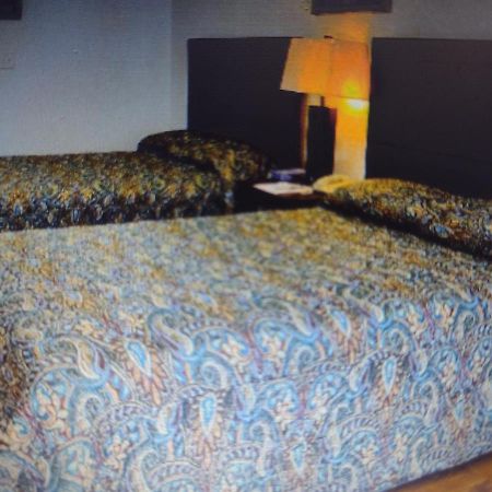 Budget Inn & Suites -Super-Ice Cold Spotless Rooms- Door-To-Door Lit Parking & Lowest Price Plus Hbo Max,Spanish Tv, Internet Free!! Freer Экстерьер фото