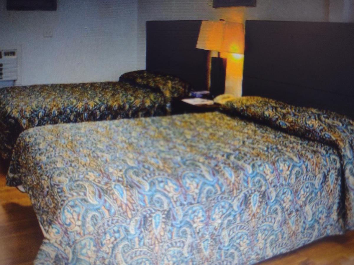 Budget Inn & Suites -Super-Ice Cold Spotless Rooms- Door-To-Door Lit Parking & Lowest Price Plus Hbo Max,Spanish Tv, Internet Free!! Freer Экстерьер фото