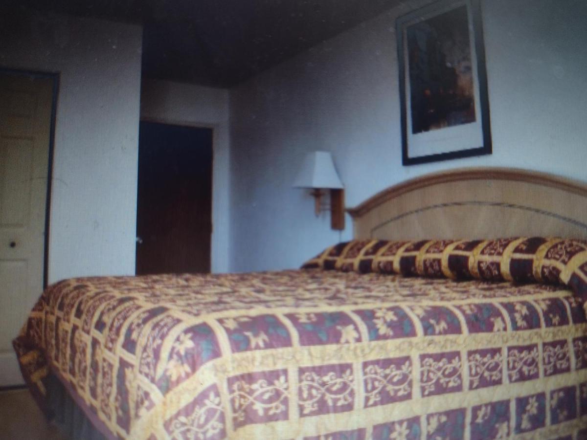 Budget Inn & Suites -Super-Ice Cold Spotless Rooms- Door-To-Door Lit Parking & Lowest Price Plus Hbo Max,Spanish Tv, Internet Free!! Freer Экстерьер фото