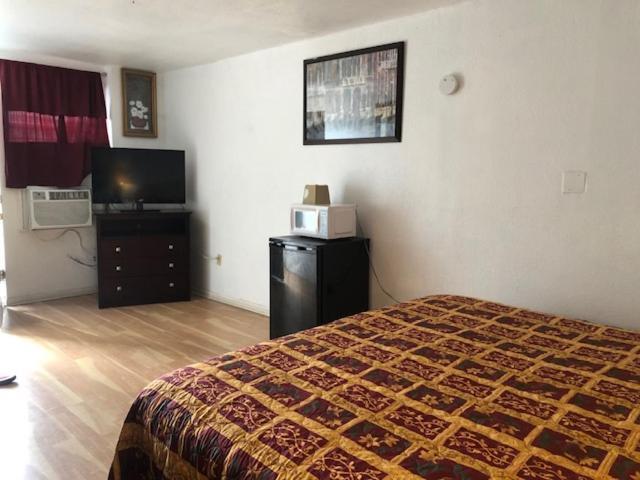 Budget Inn & Suites -Super-Ice Cold Spotless Rooms- Door-To-Door Lit Parking & Lowest Price Plus Hbo Max,Spanish Tv, Internet Free!! Freer Экстерьер фото
